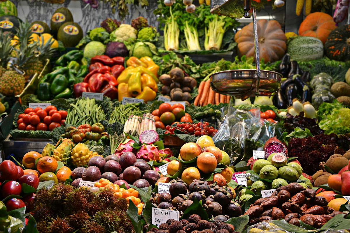 Étal de fruits et légumes sur un marché