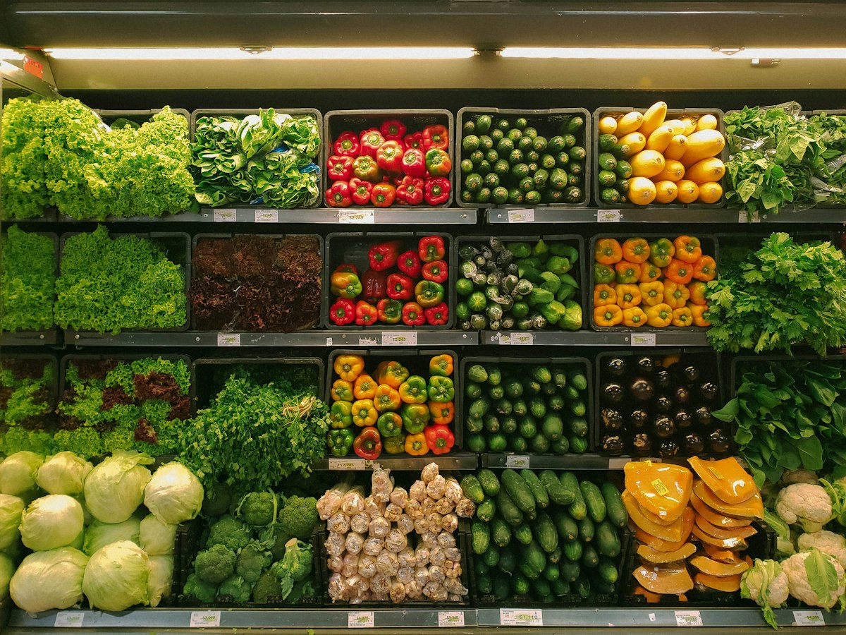 Rayon de fruits et légumes en supermarché